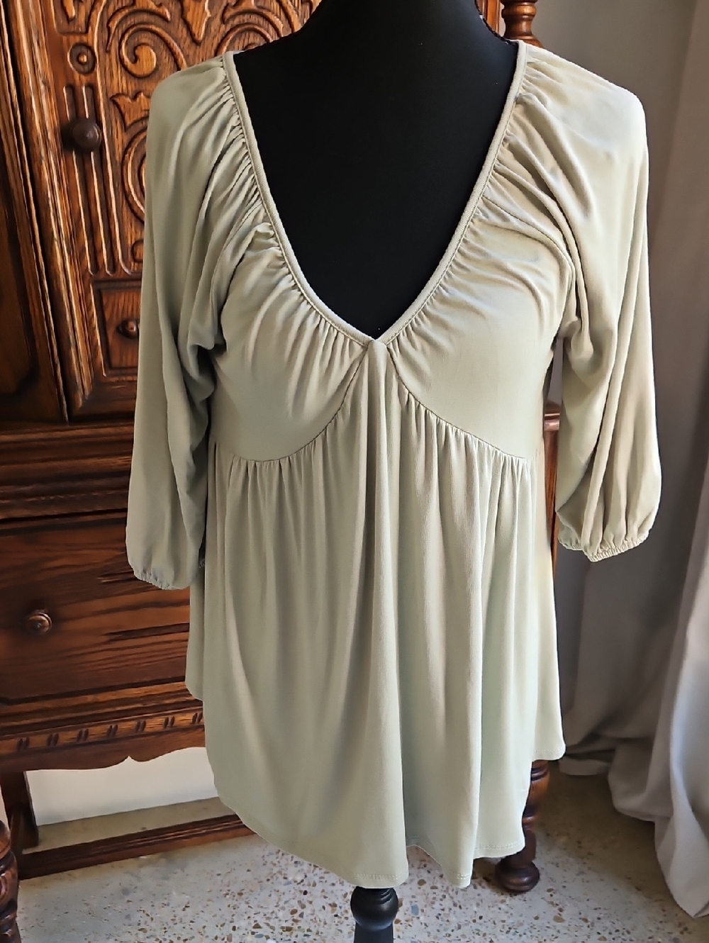 Adara Women's Sage Green V-Neck Gathered Empire Tunic. Size L